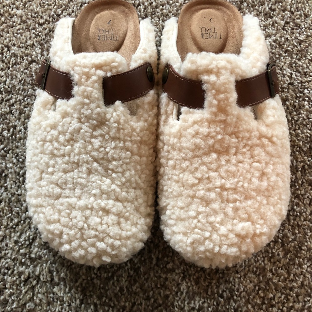 Time and Tru Clogs